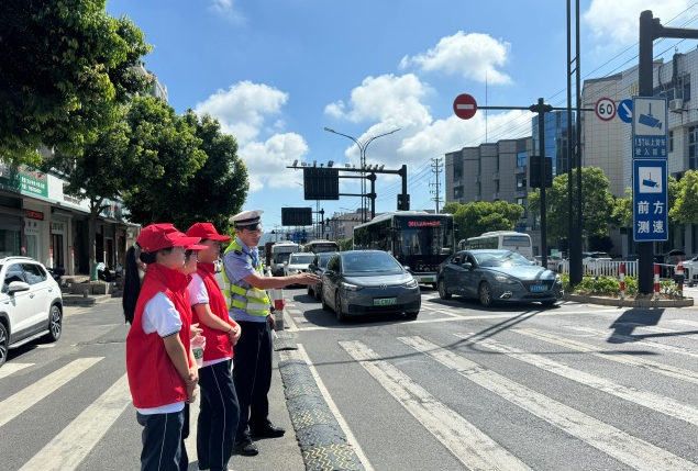 系好安全带使用安全座椅为了孩子的搭车