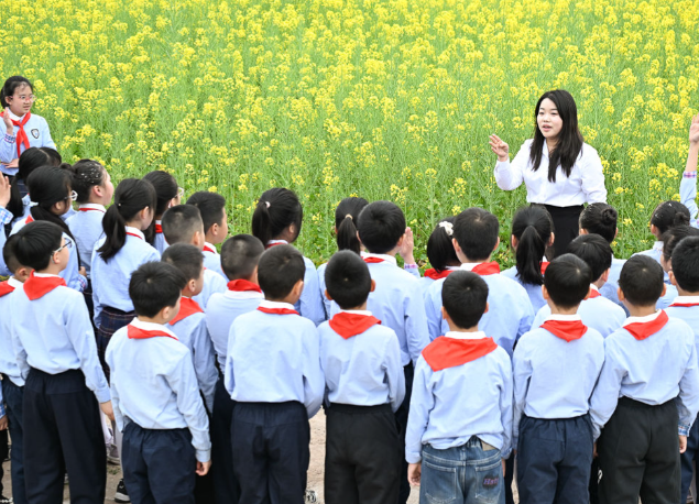 小小礼仪引导员们热心迎接同学们归来大